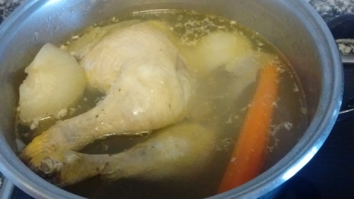 Caldo de pollo y verduras